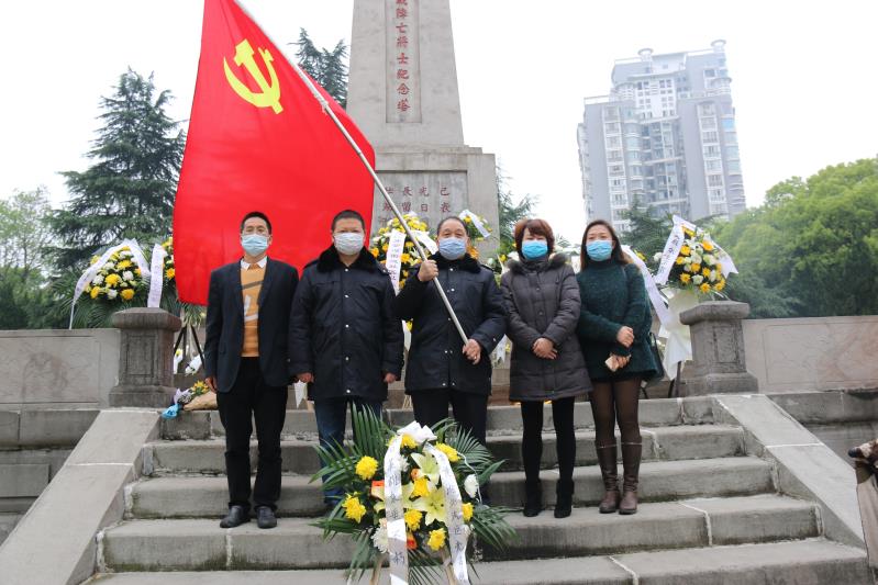 湘北汽運黨支部主題黨日活動，緬懷抗日英烈，祭掃墓地，敬獻(xiàn)花籃。