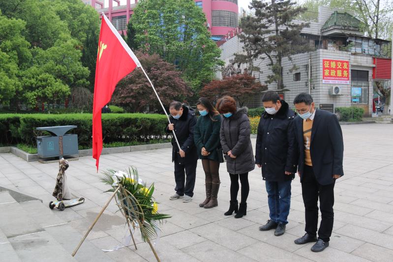 湘北汽運黨支部主題黨日活動，緬懷抗日英烈，祭掃墓地，敬獻(xiàn)花籃。